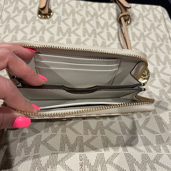 Michael Kors handbag w/matching wallet - Picture 7 of 9